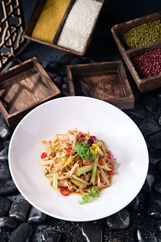 浇汁米椒西芹拌鹅肠图片