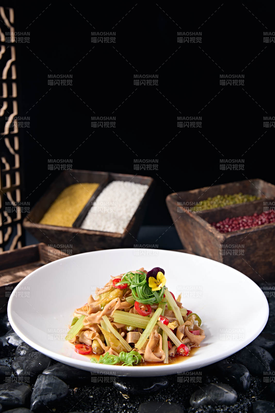 浇汁米椒西芹拌鹅肠图片