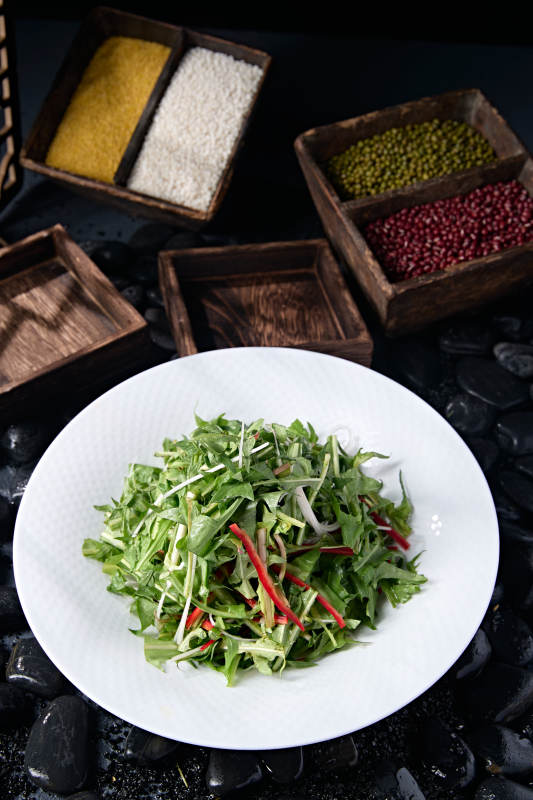 美味凉菜彩椒丝拌苦菊图片