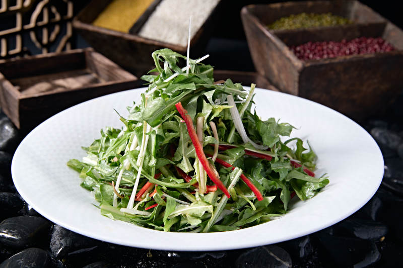 美味凉菜彩椒丝拌苦菊图片