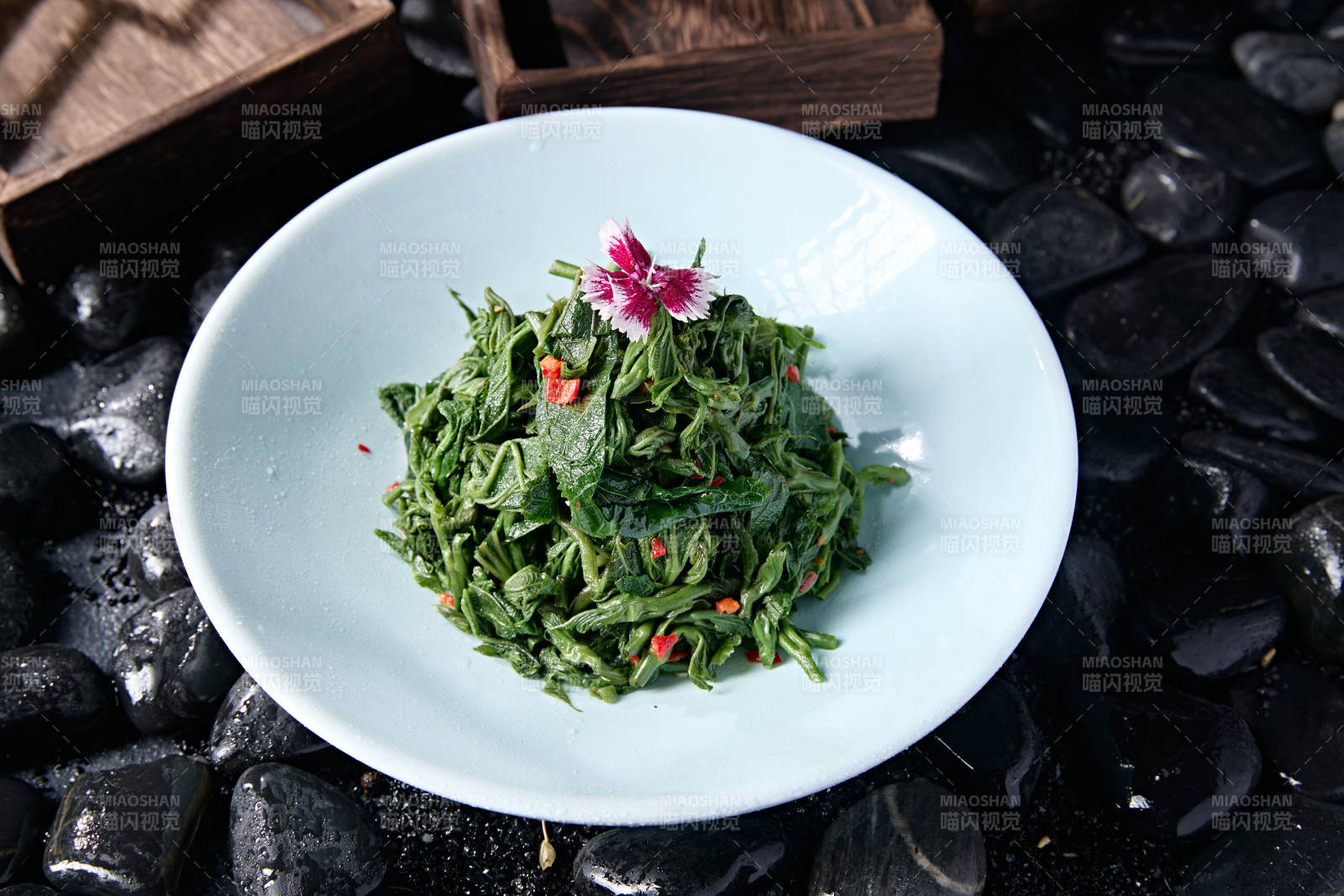 美味凉菜彩椒炝拌蚕桑叶图片