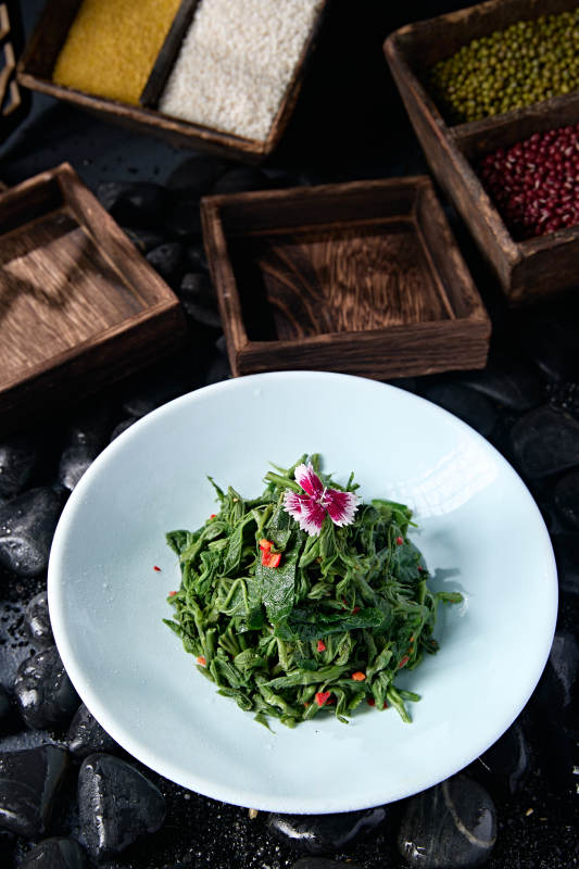 美味凉菜彩椒炝拌蚕桑叶图片