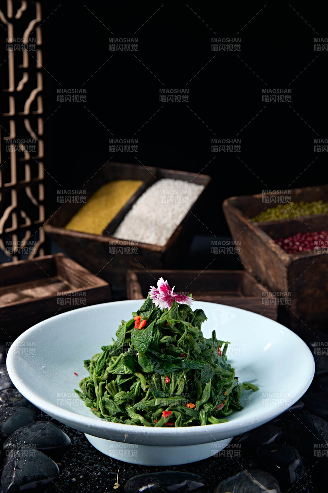 美味凉菜彩椒炝拌蚕桑叶图片