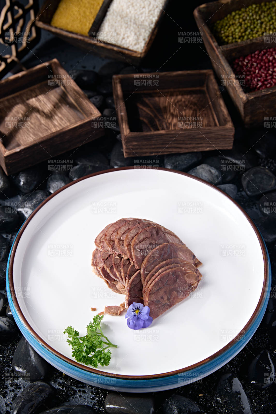 凉菜五香压牛腱切片图片