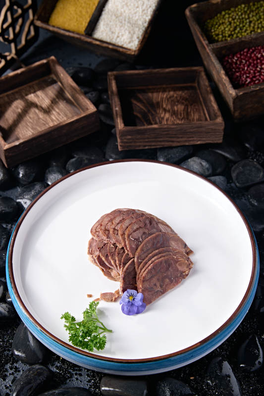 凉菜五香压牛腱切片图片