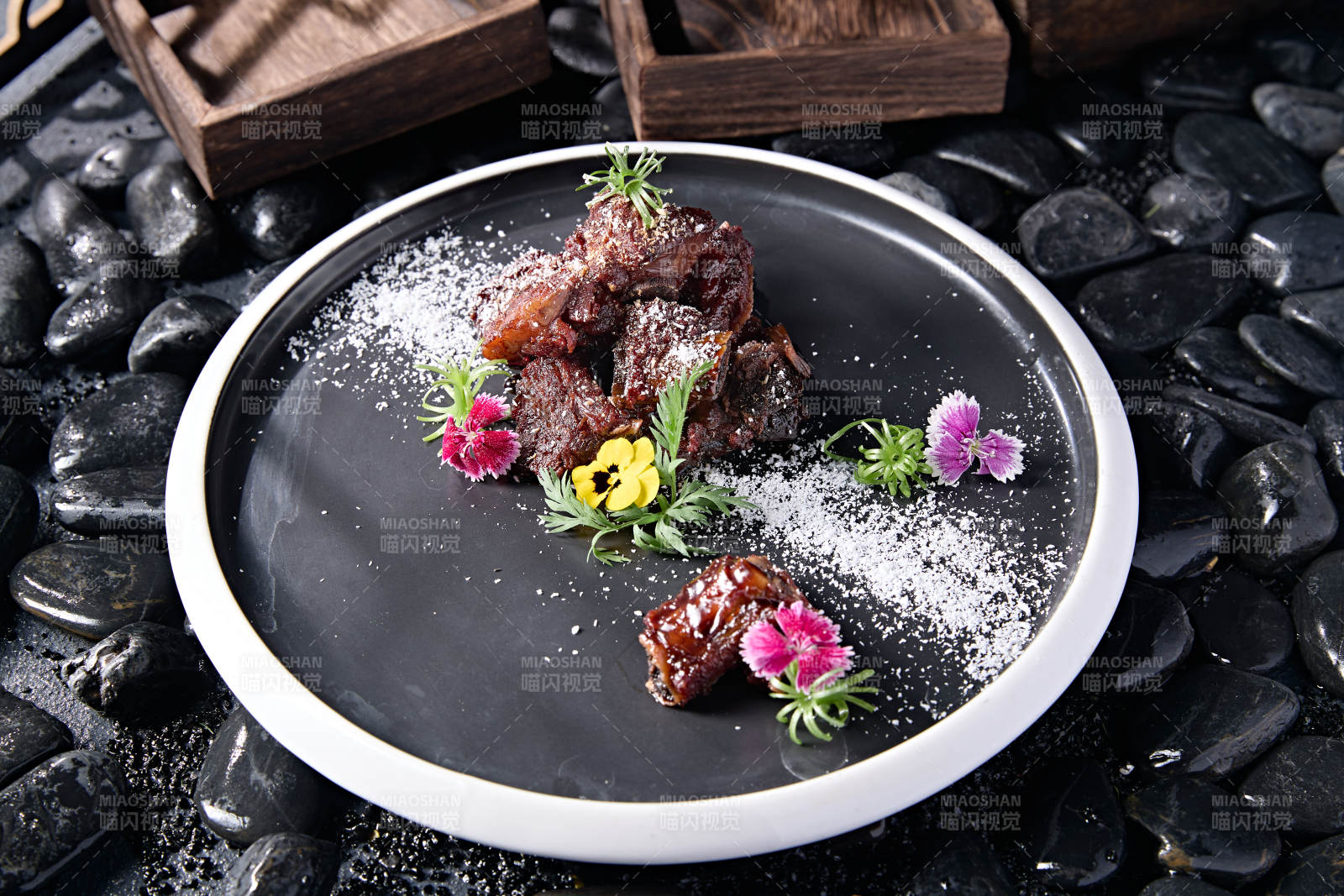 精美摆盘糖霜蜜汁醋香小排骨图片