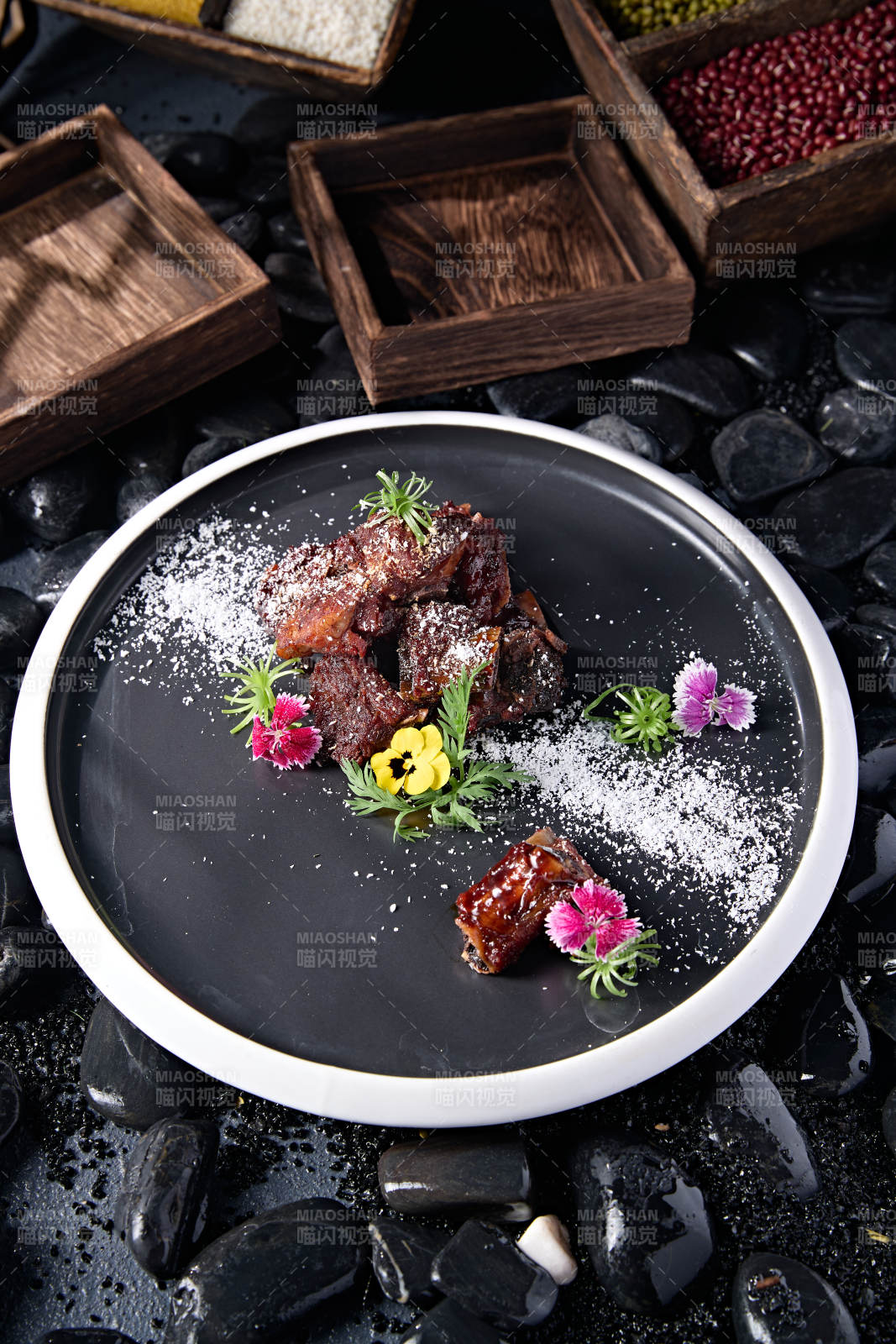 精美摆盘糖霜蜜汁醋香小排骨图片