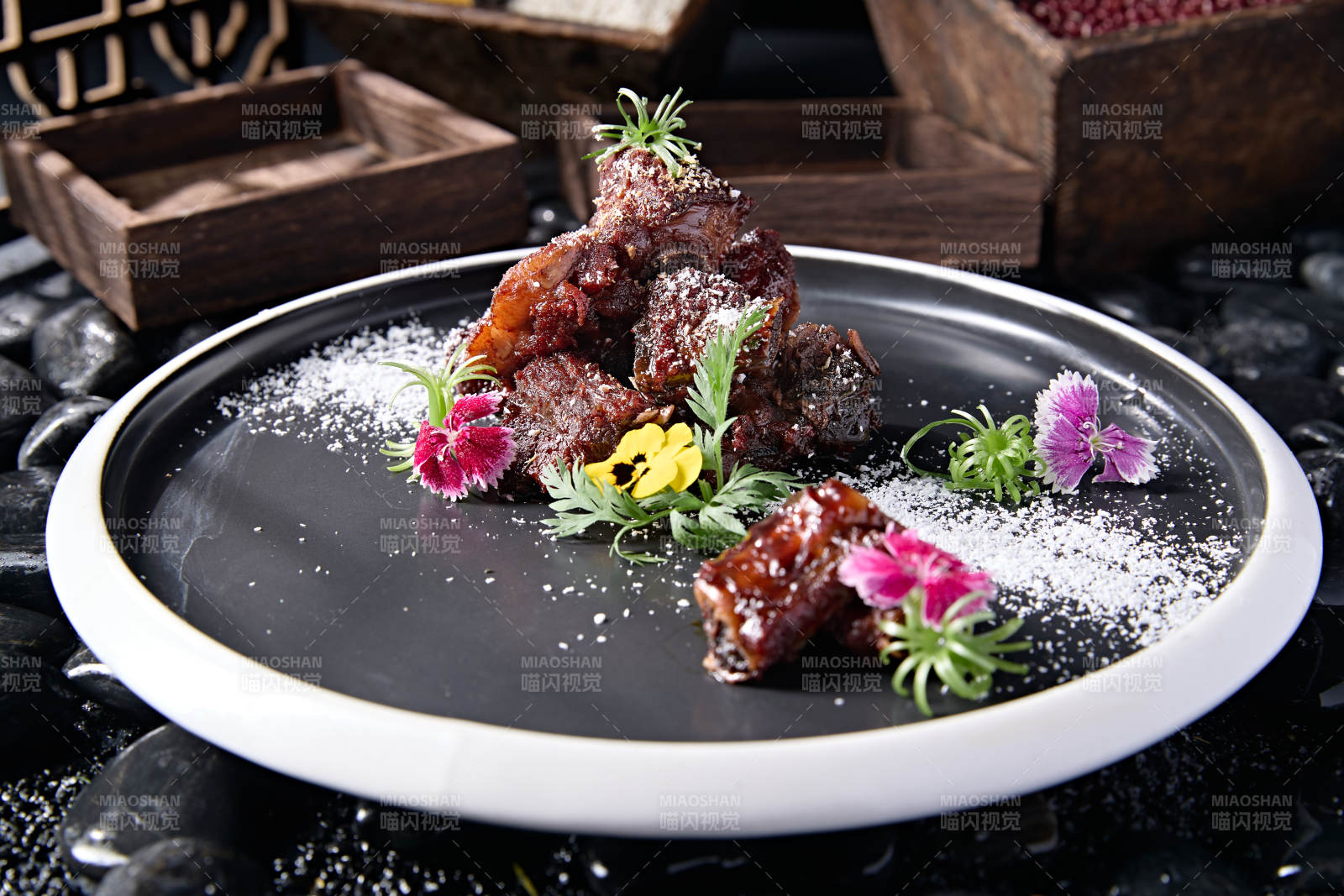 精美摆盘糖霜蜜汁醋香小排骨图片