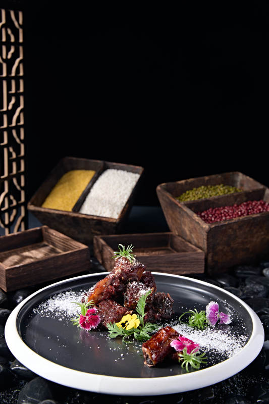 精美摆盘糖霜蜜汁醋香小排骨图片