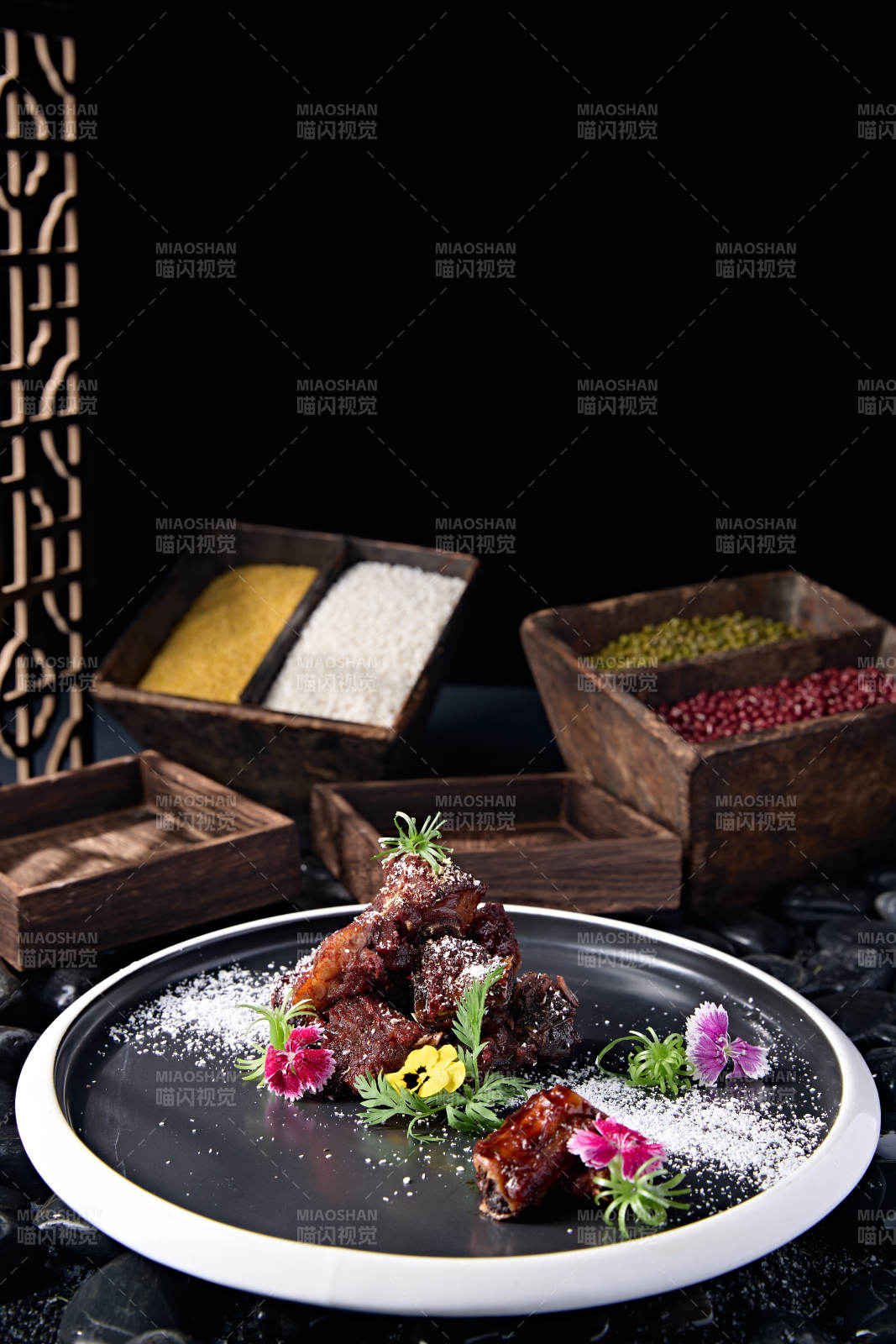 精美摆盘糖霜蜜汁醋香小排骨图片