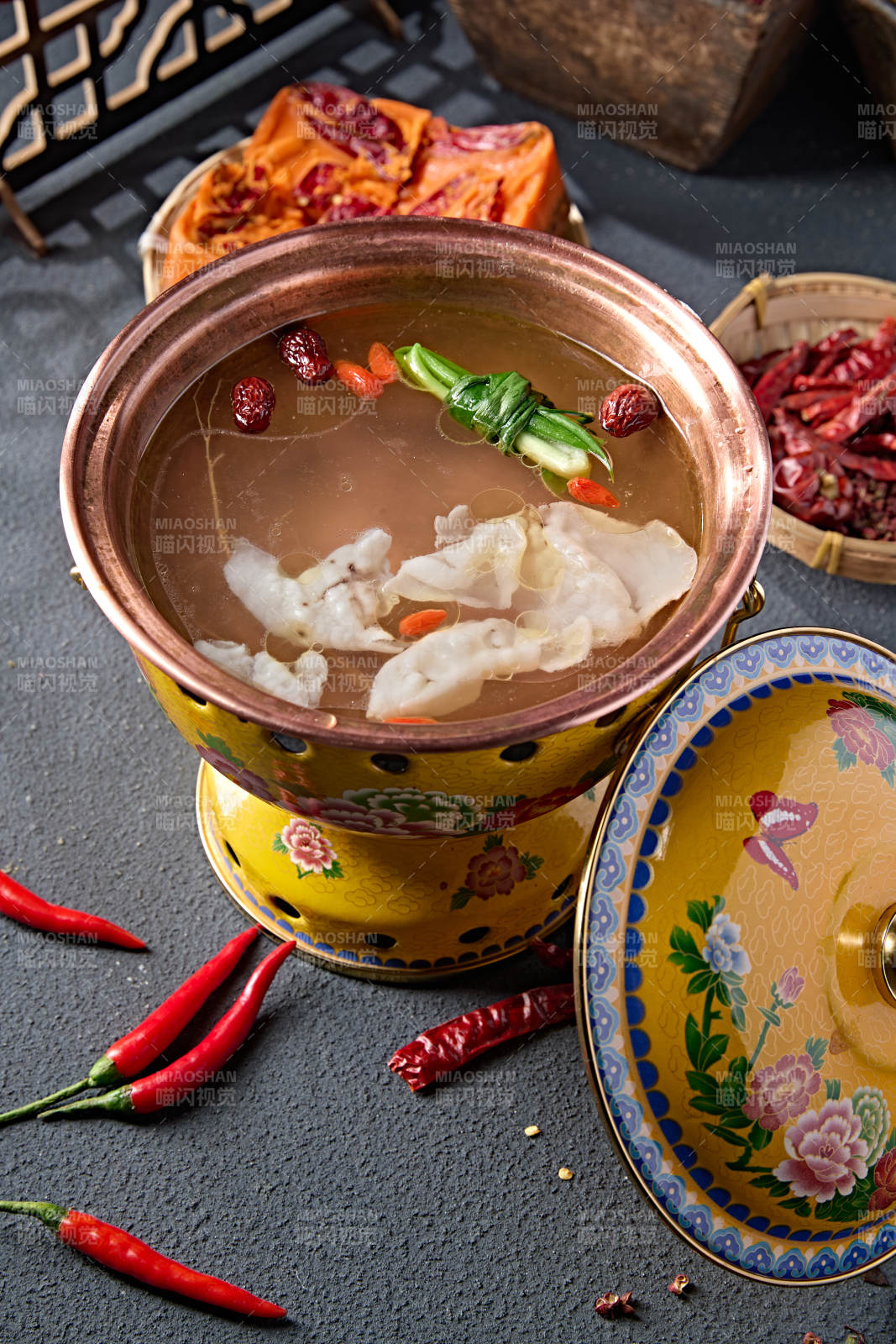 景泰蓝小火锅清汤高汤锅底图片