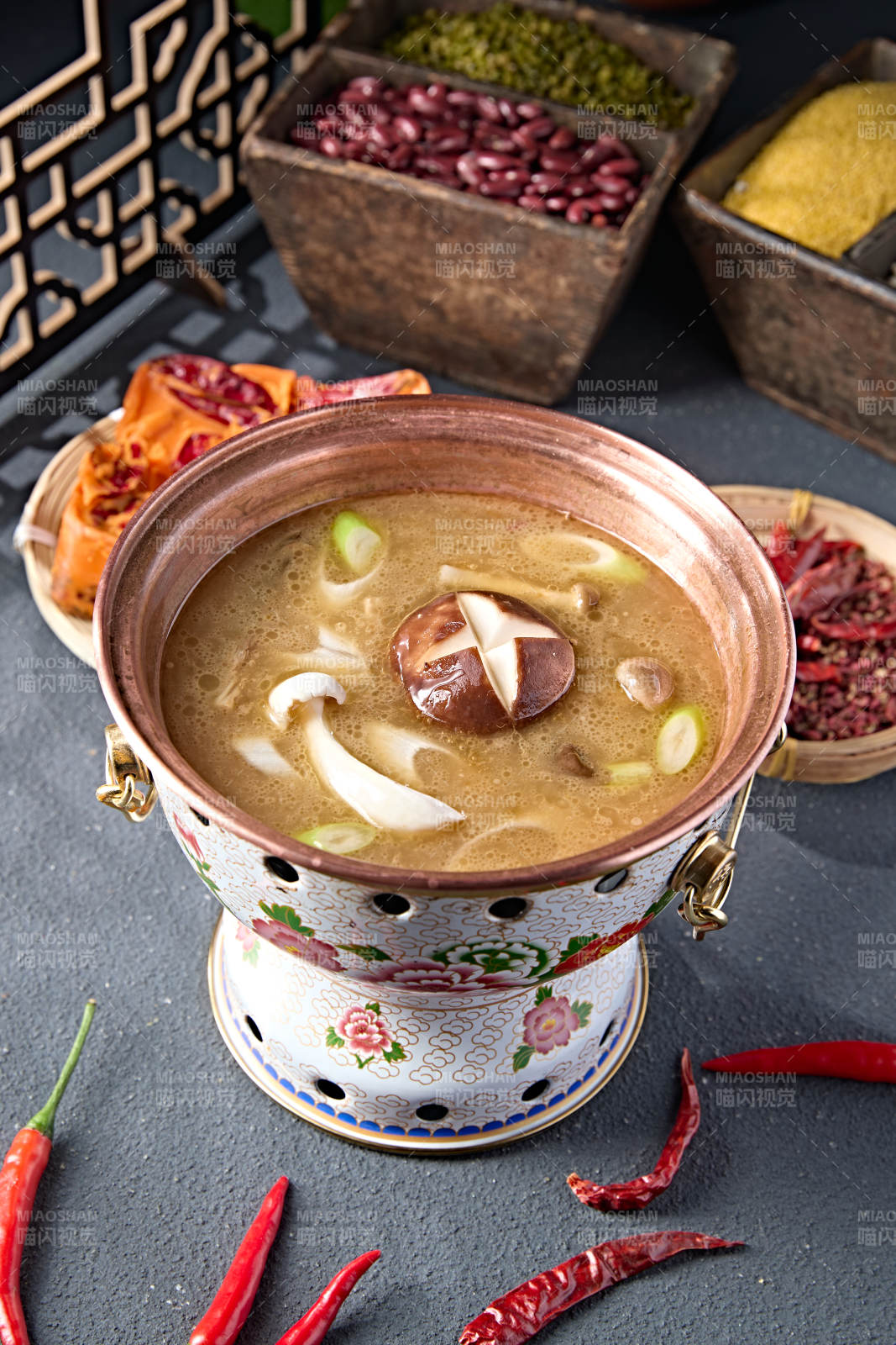 景泰蓝小火锅山珍菌汤锅底图片