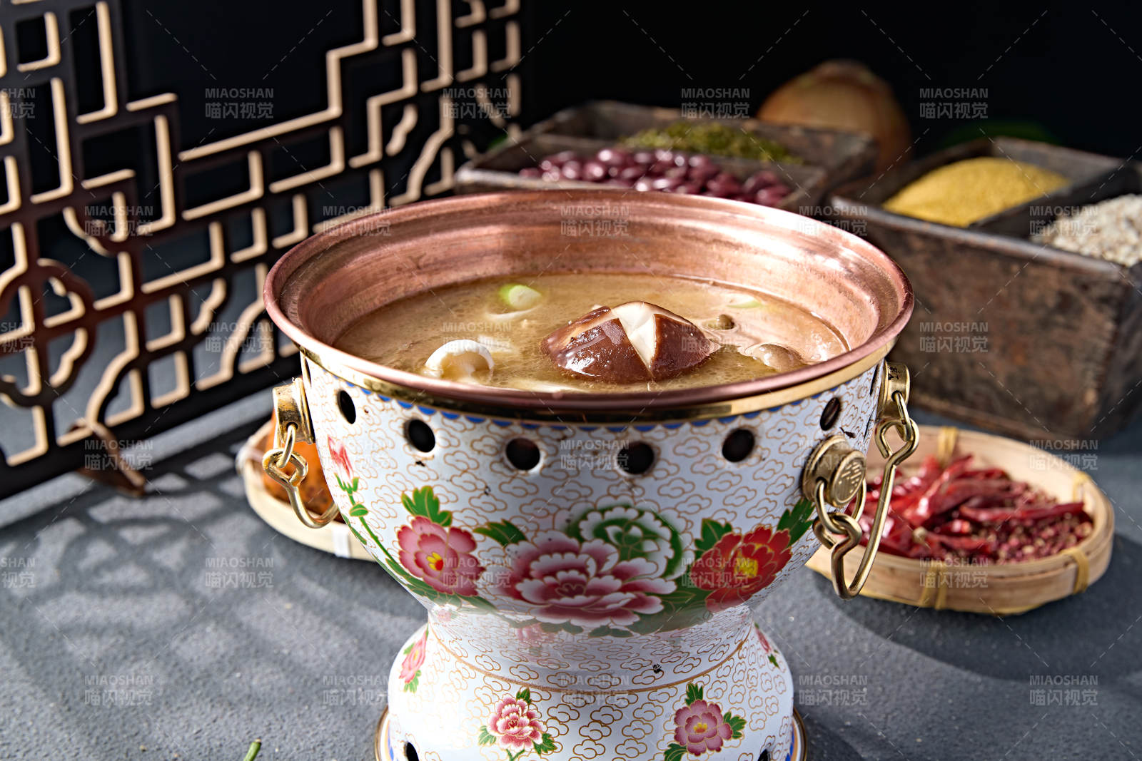 景泰蓝小火锅山珍菌汤锅底图片