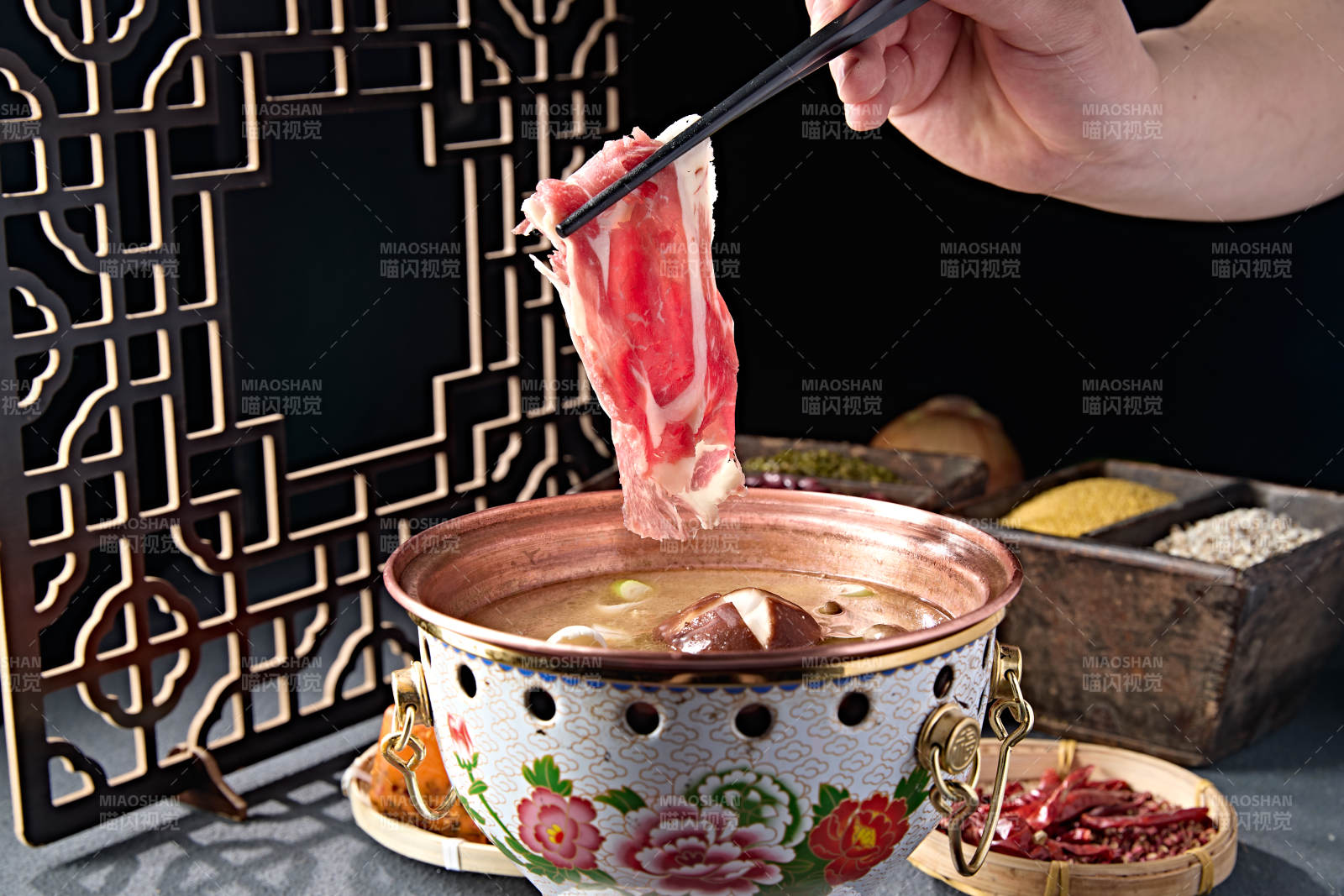 景泰蓝小火锅山珍菌汤锅底图片