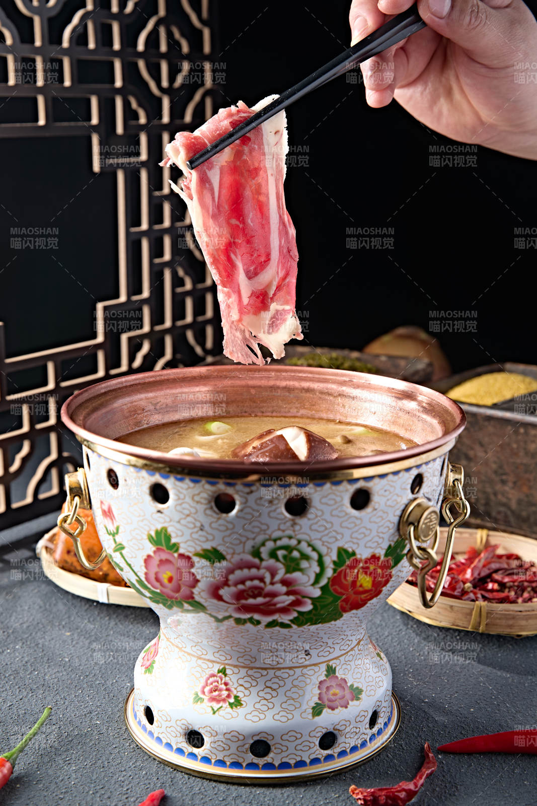 景泰蓝小火锅山珍菌汤锅底图片