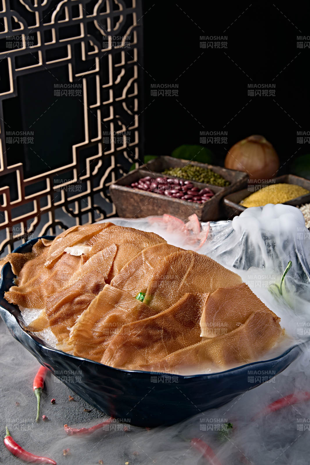 美味火锅食材鲜嫩大片毛肚图片