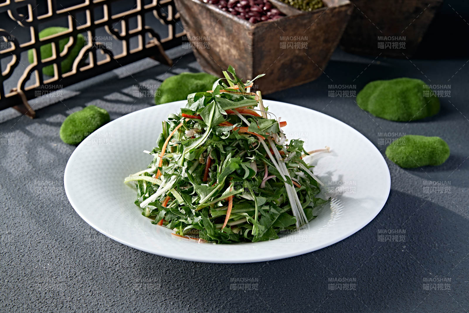 彩椒丝洋葱丝炝拌手撕苦菊图片