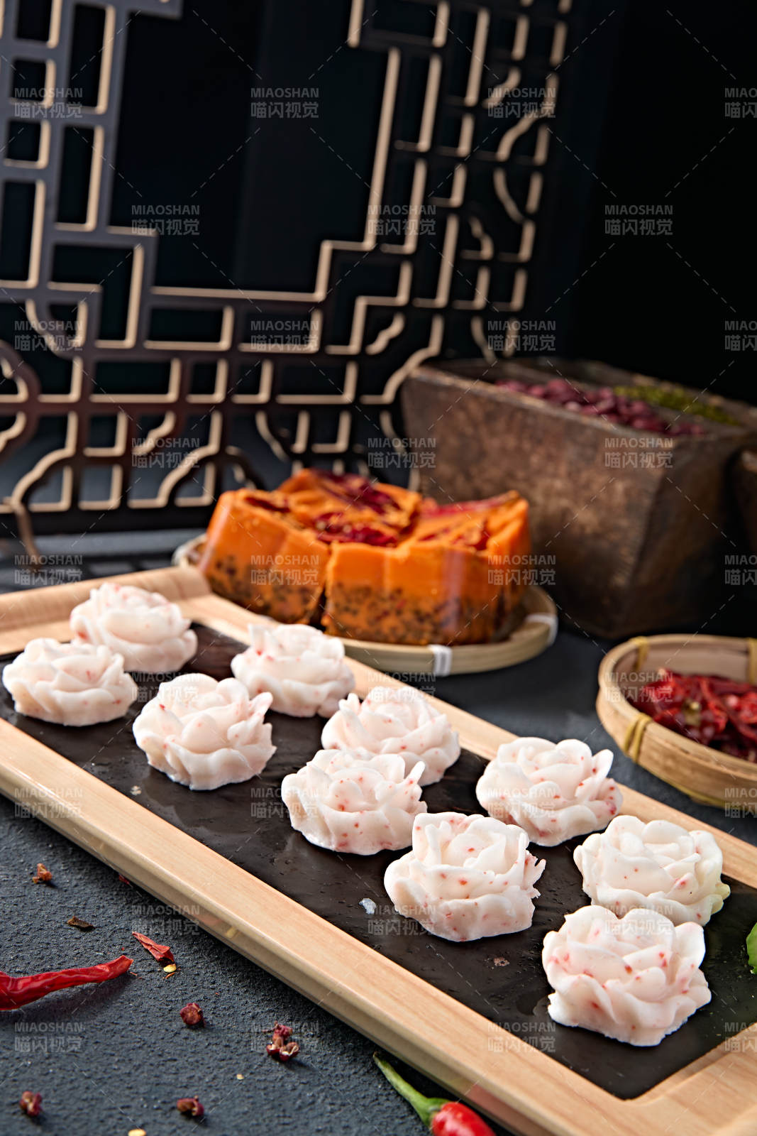 牡丹花造型的火锅龙虾丸图片