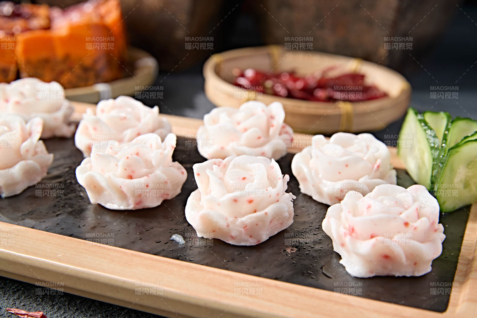 牡丹花造型的火锅龙虾丸图片