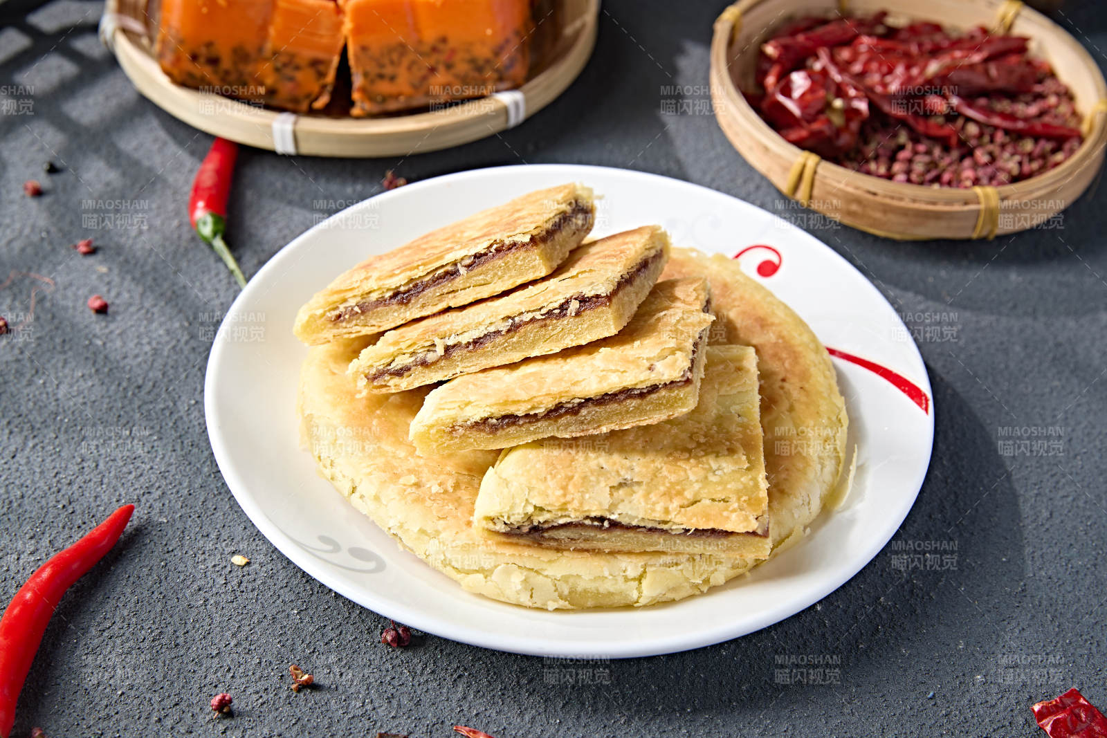 白色瓷盘装美味糖酥饼图片