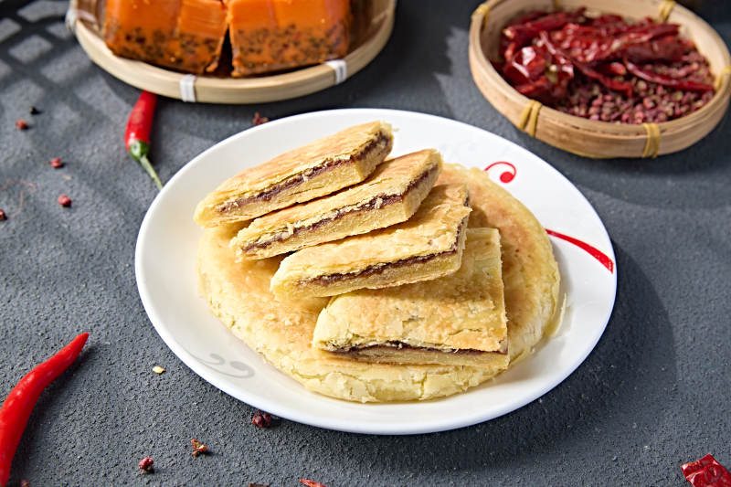 白色瓷盘装美味糖酥饼图片