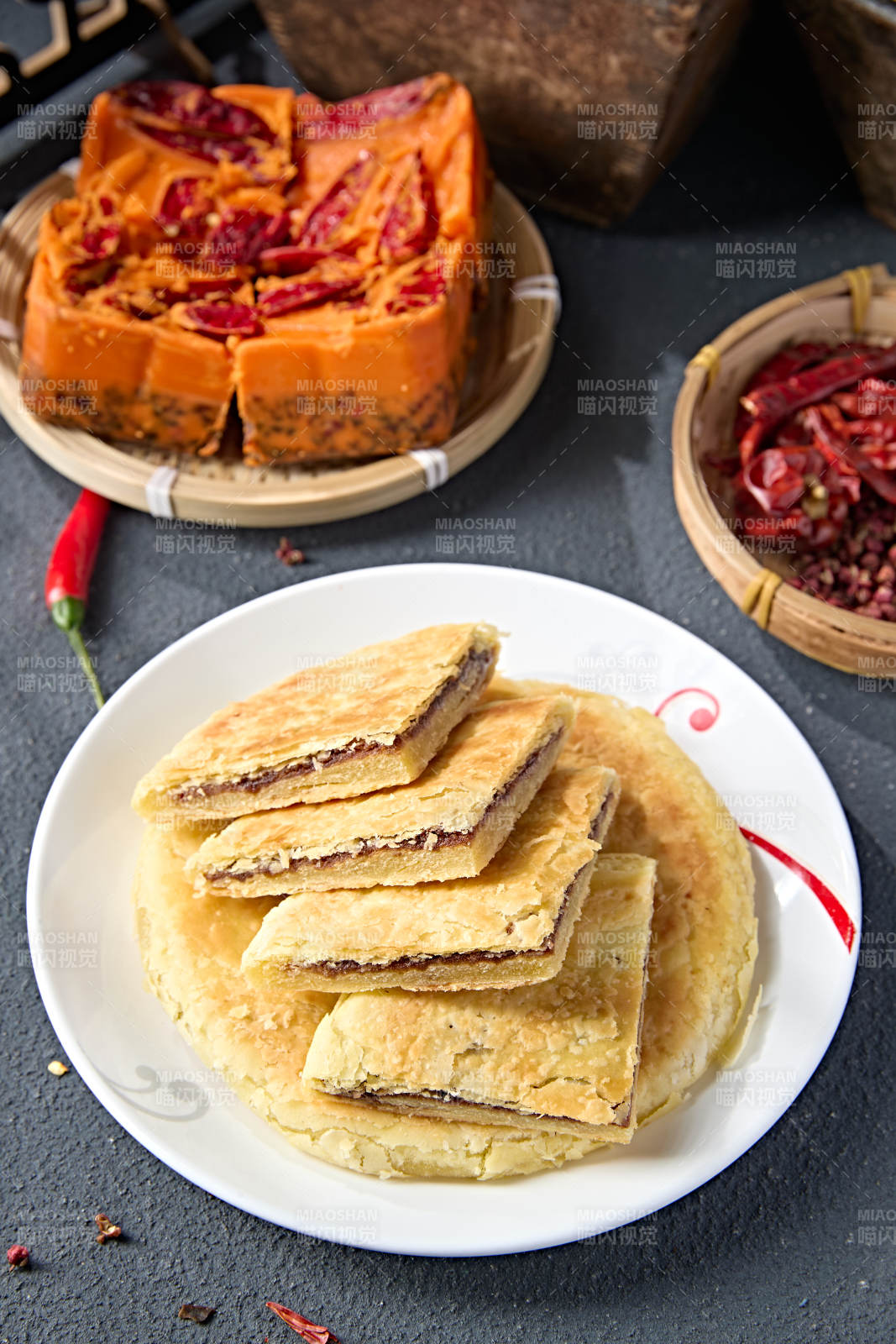 白色瓷盘装美味糖酥饼图片