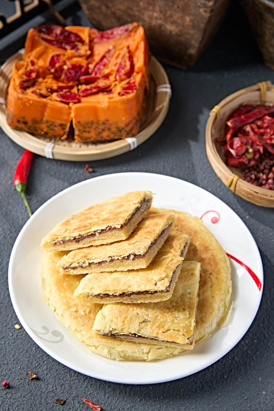 白色瓷盘装美味糖酥饼图片