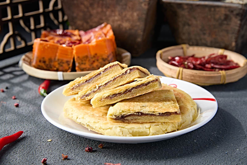 白色瓷盘装美味糖酥饼图片