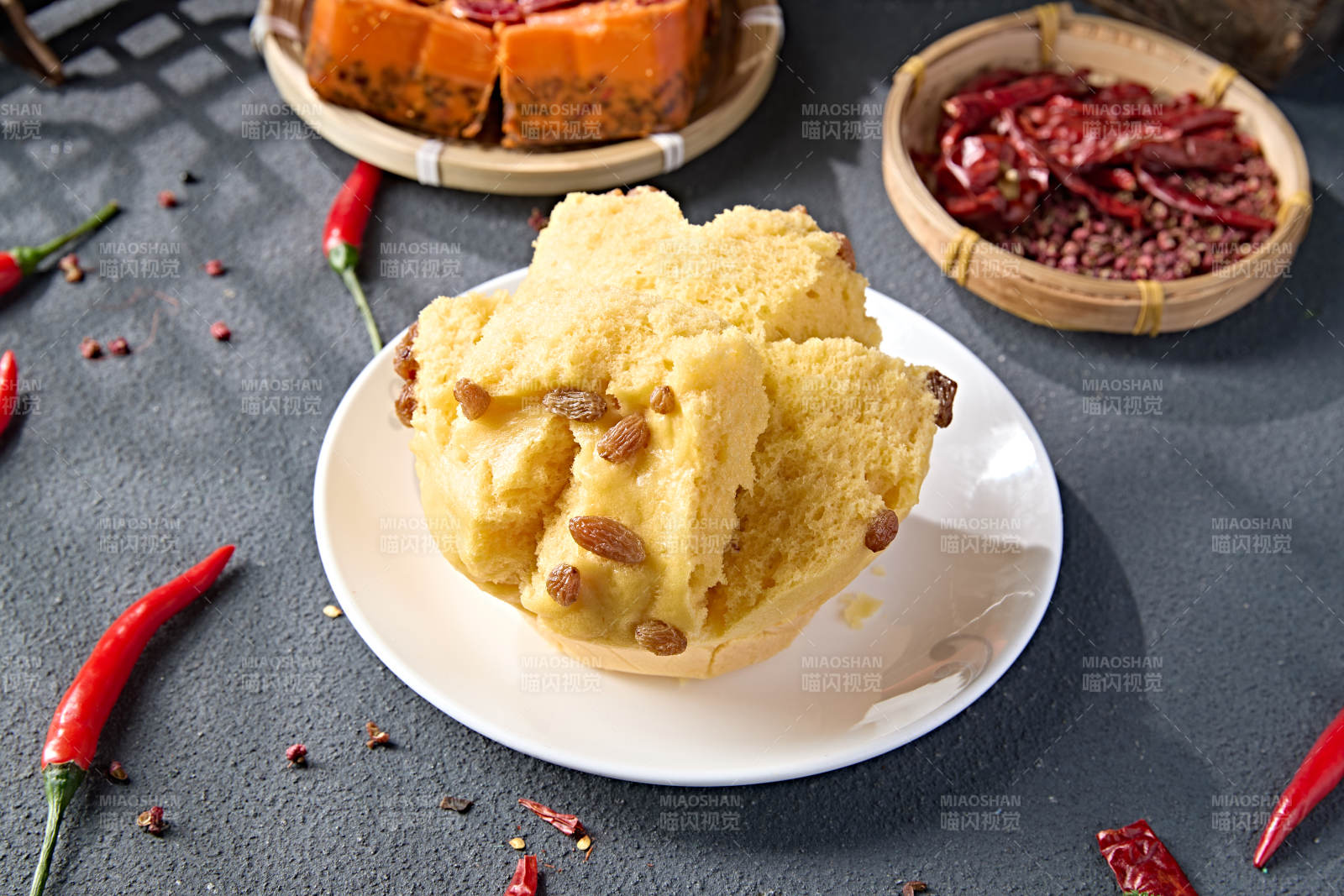 香蒸美味葡萄干玉米糜子面黄馍馍图片