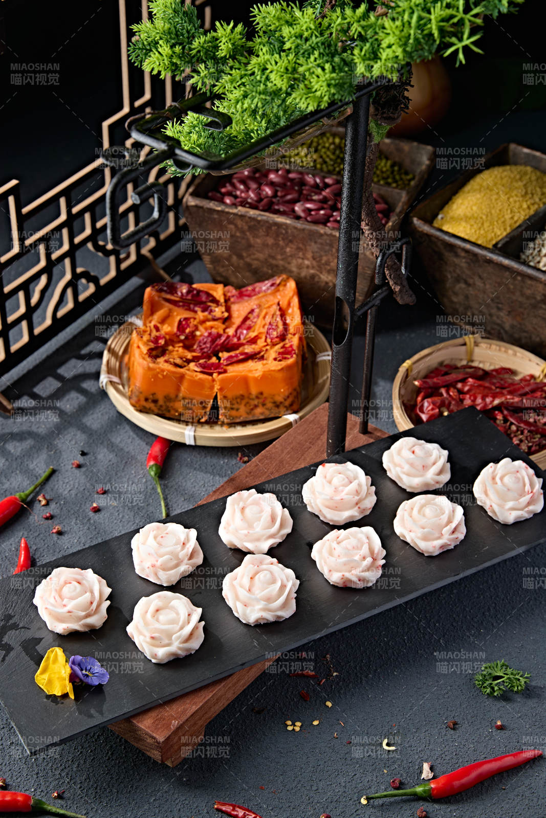 牡丹花造型的火锅龙虾丸图片