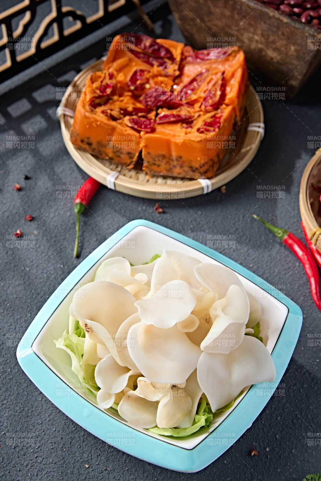 火锅食材一盘新鲜白木耳图片