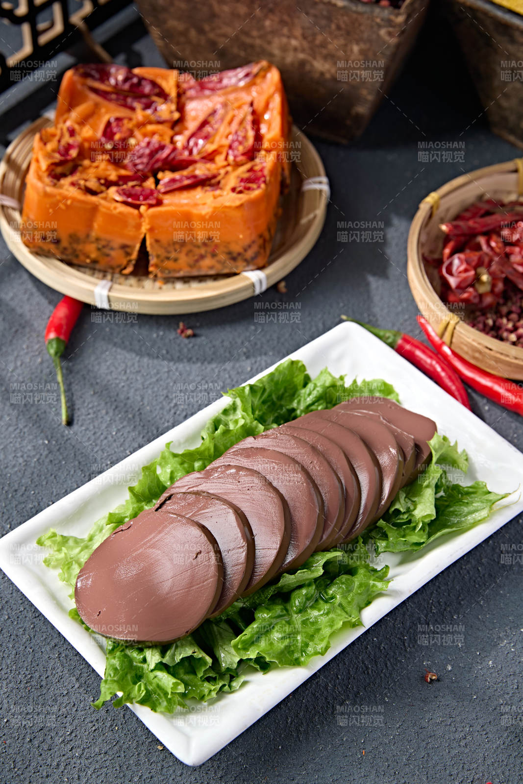 白色瓷盘装的火锅食材鸭血切片图片