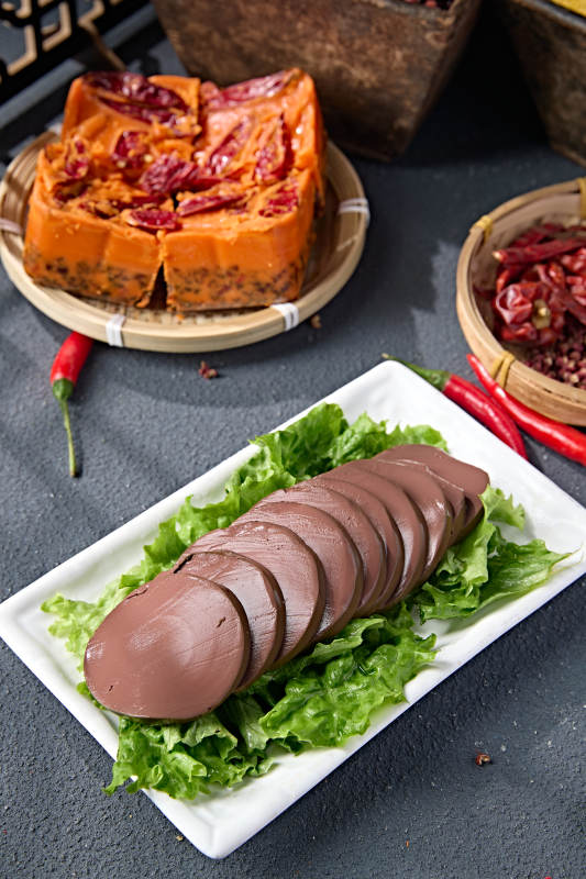 白色瓷盘装的火锅食材鸭血切片图片