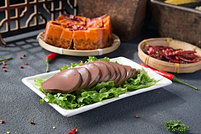 白色瓷盘装的火锅食材鸭血切片图片