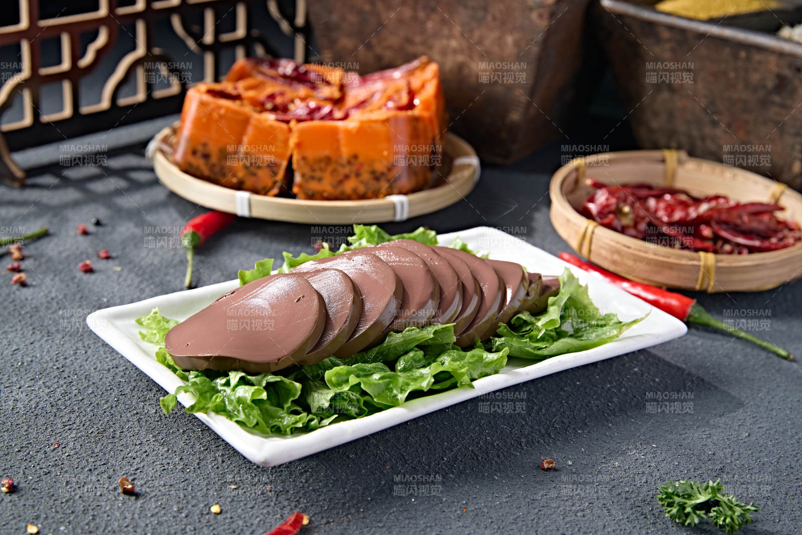 白色瓷盘装的火锅食材鸭血切片图片