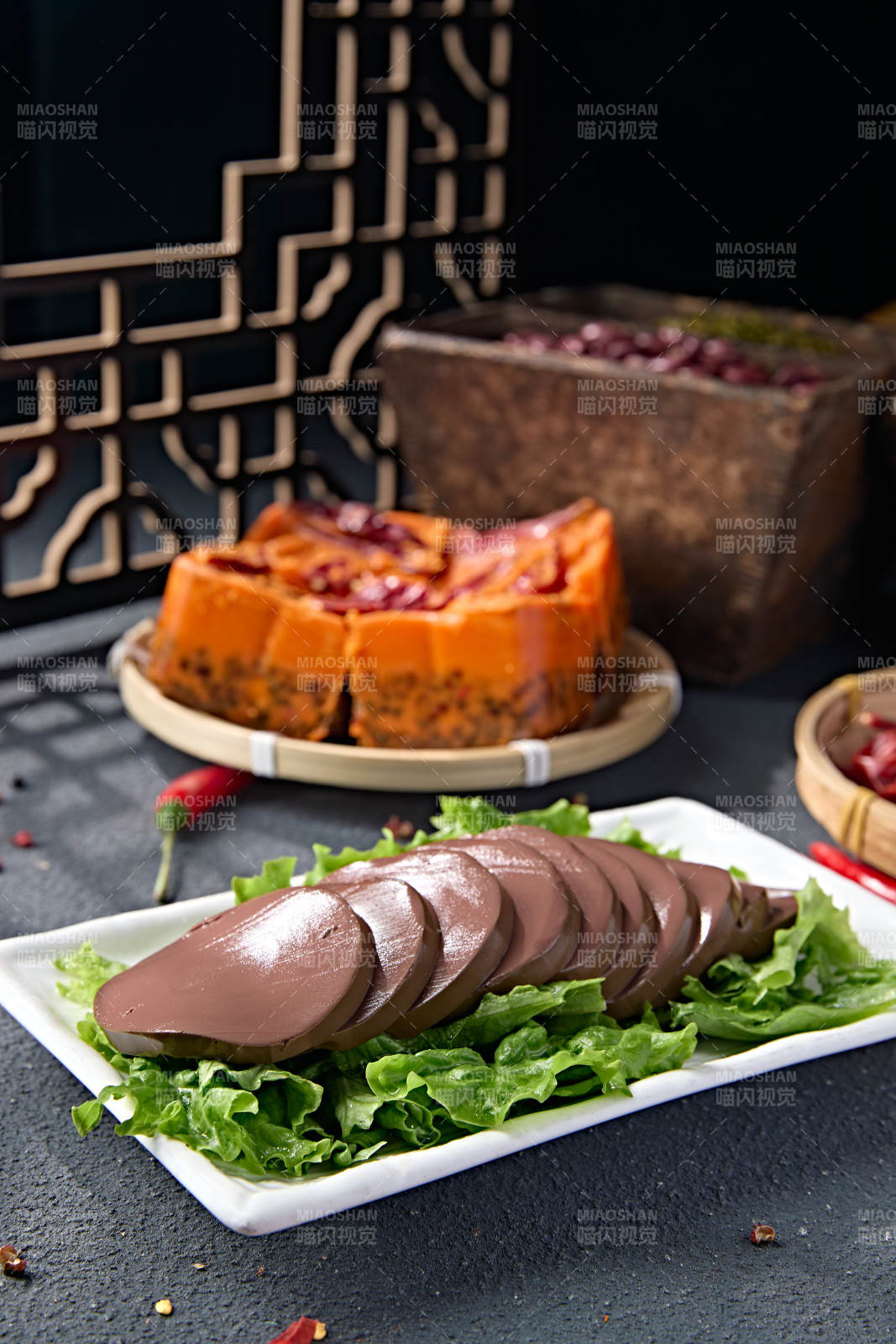 白色瓷盘装的火锅食材鸭血切片图片