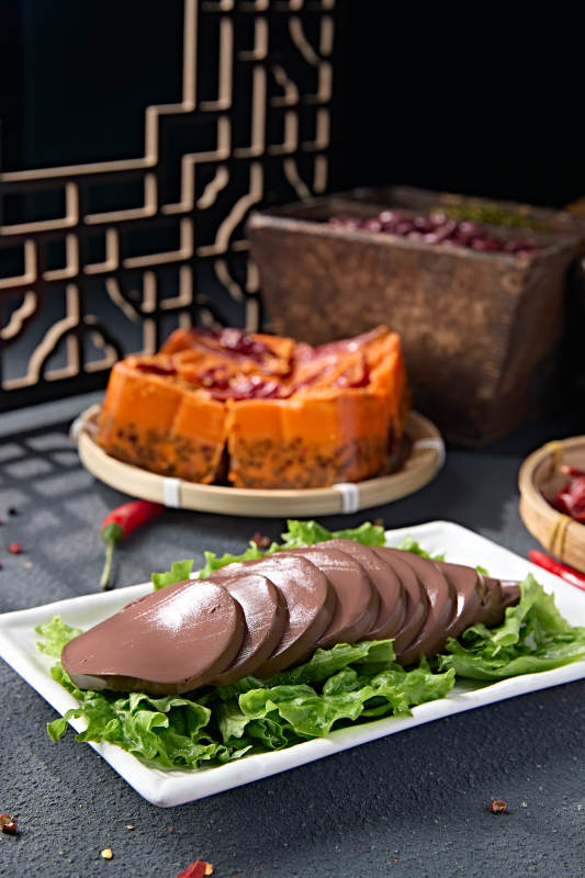 白色瓷盘装的火锅食材鸭血切片图片