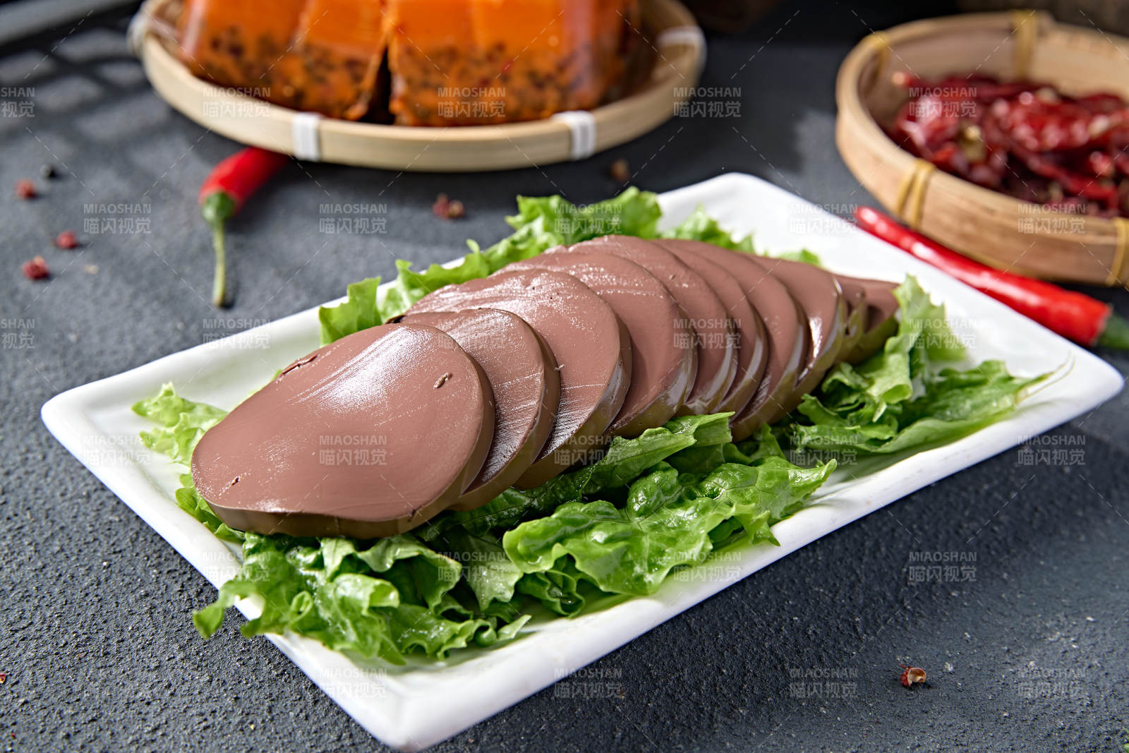 白色瓷盘装的火锅食材鸭血切片图片