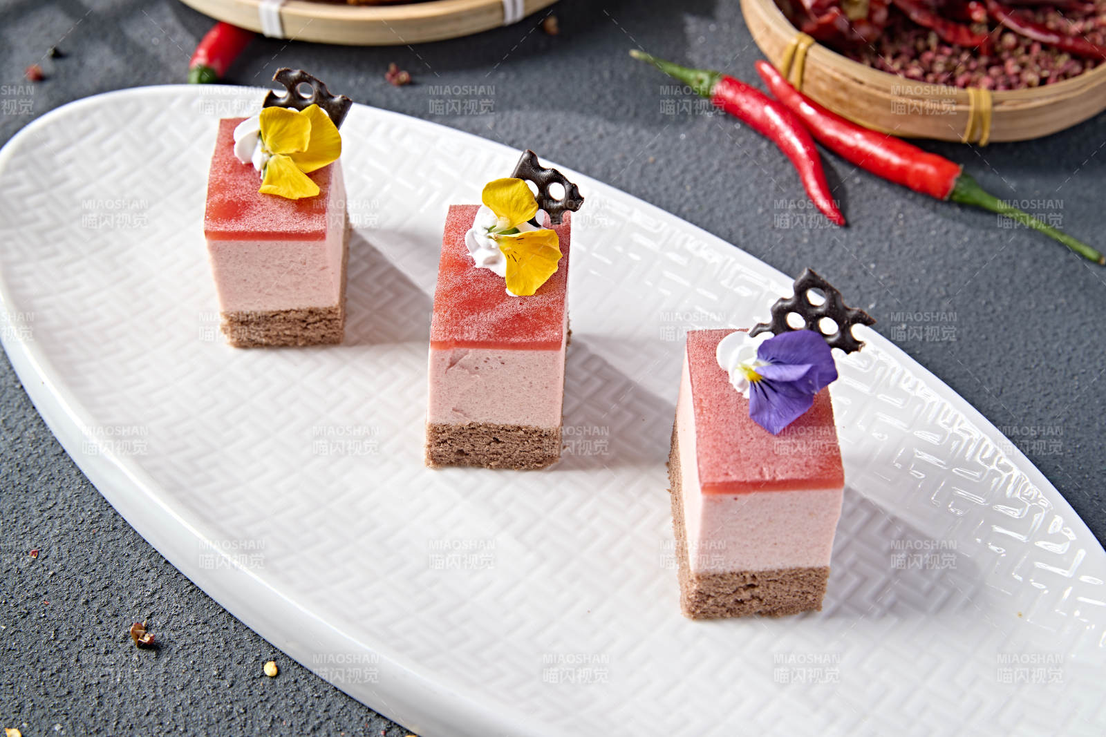 奶香慕斯草莓山楂果冻糕图片