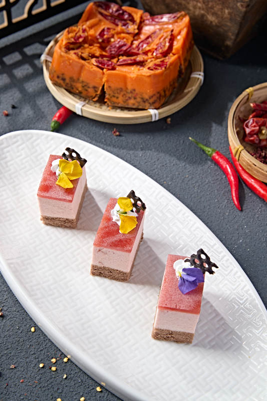 奶香慕斯草莓山楂果冻糕图片