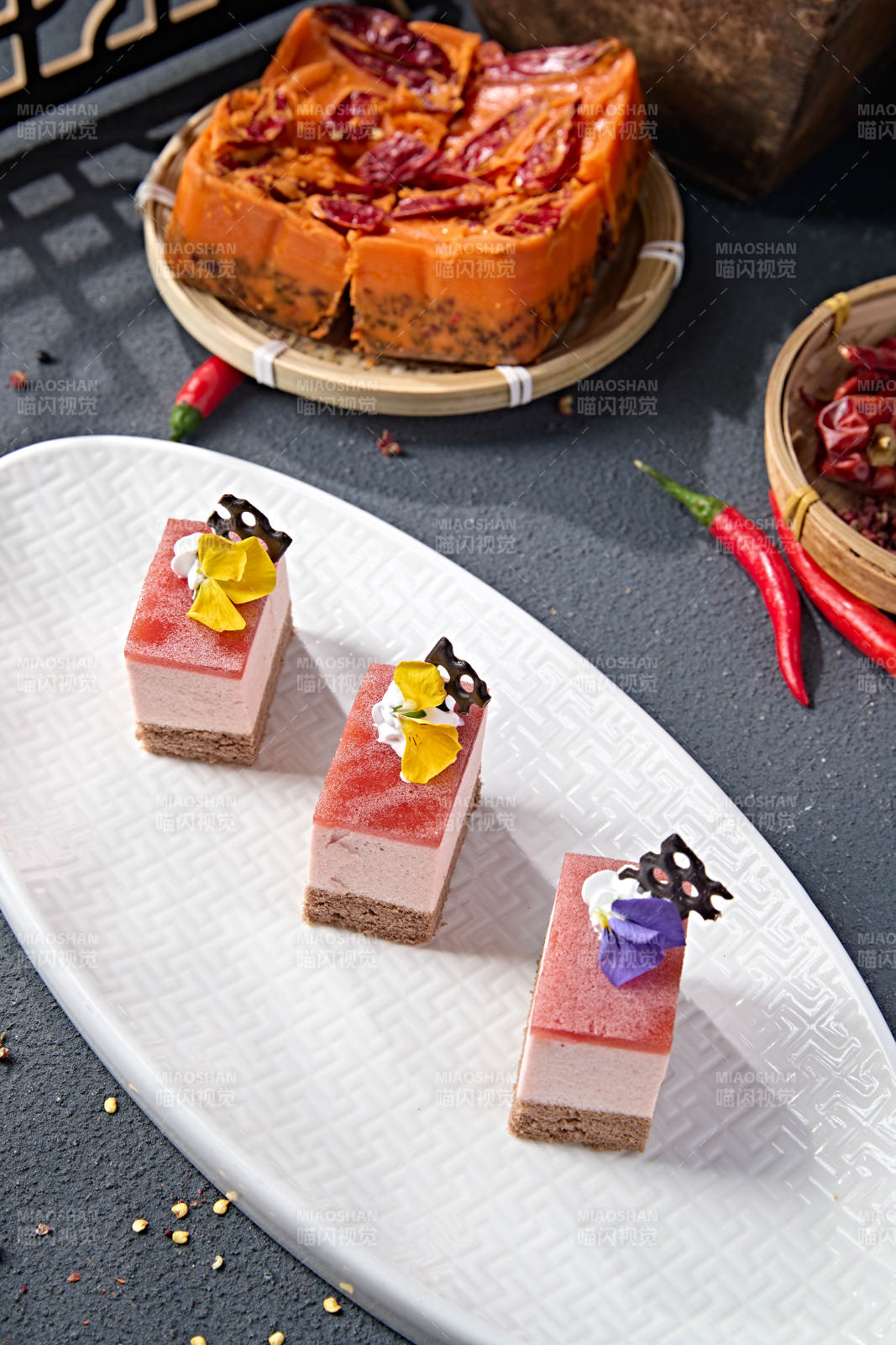 奶香慕斯草莓山楂果冻糕图片