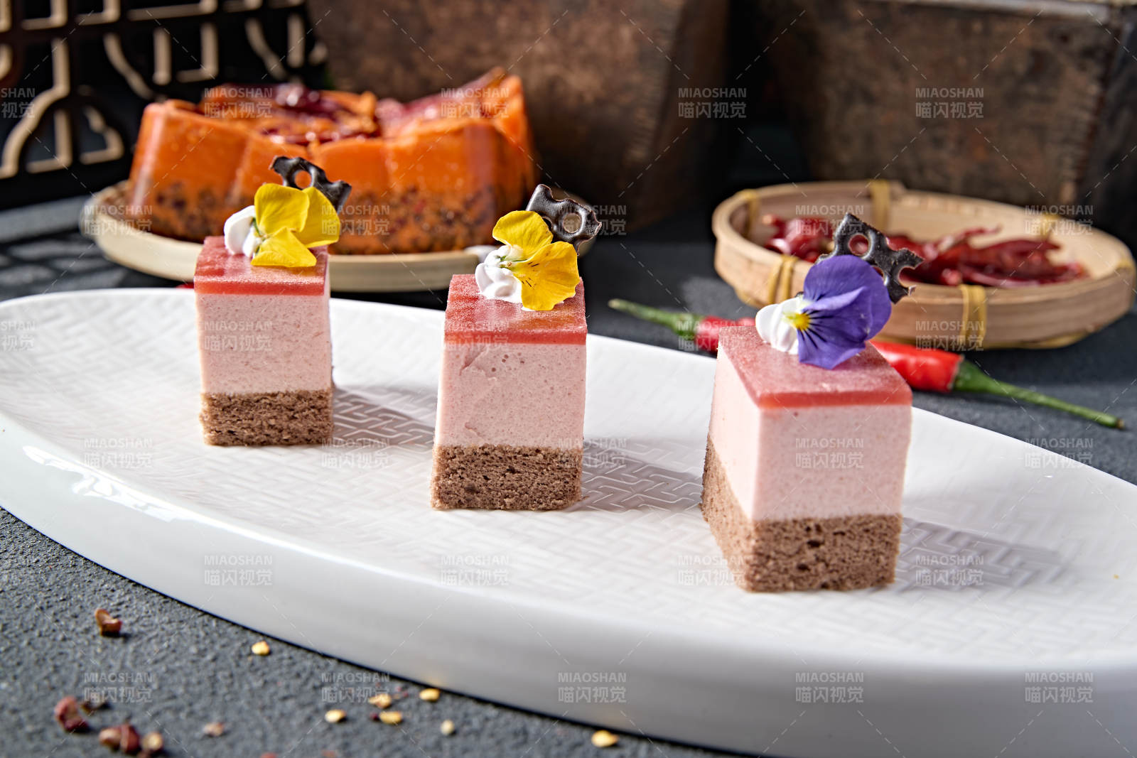 奶香慕斯草莓山楂果冻糕图片