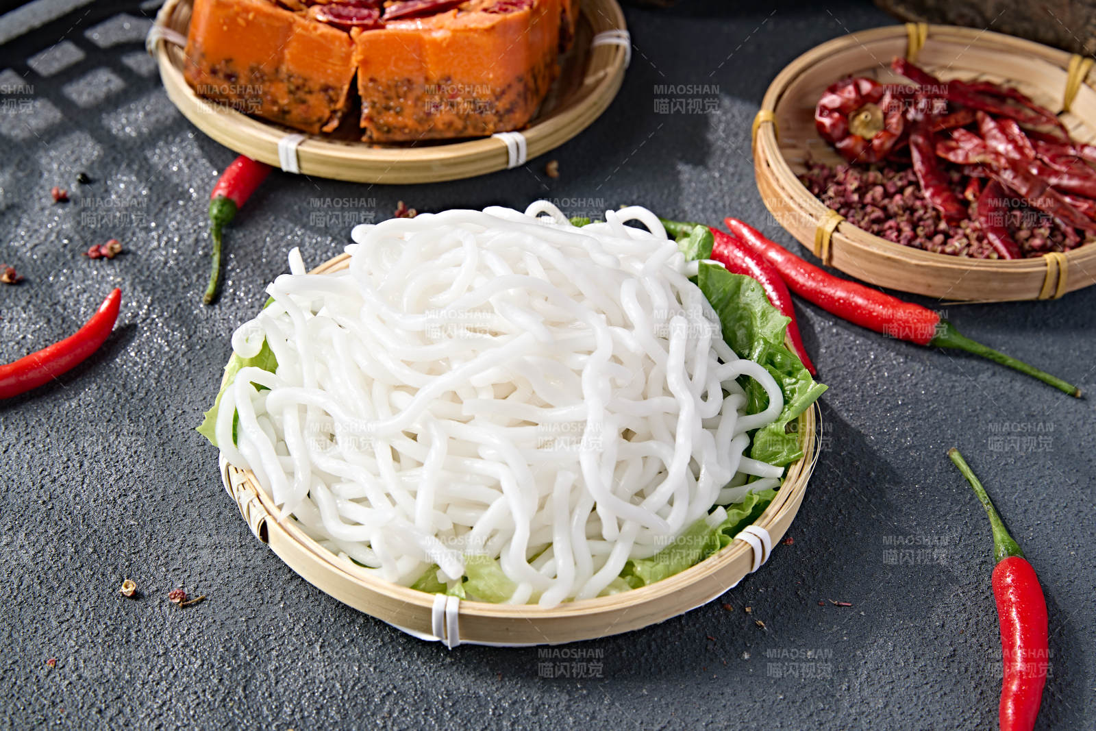 青色瓷盘装的火锅食材土豆粉条图片