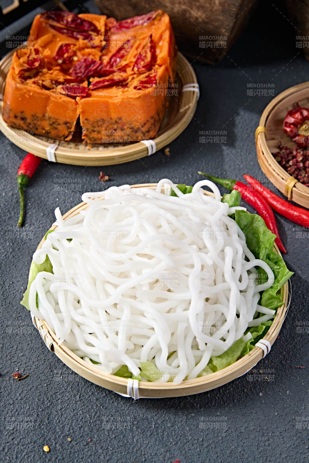 青色瓷盘装的火锅食材土豆粉条图片