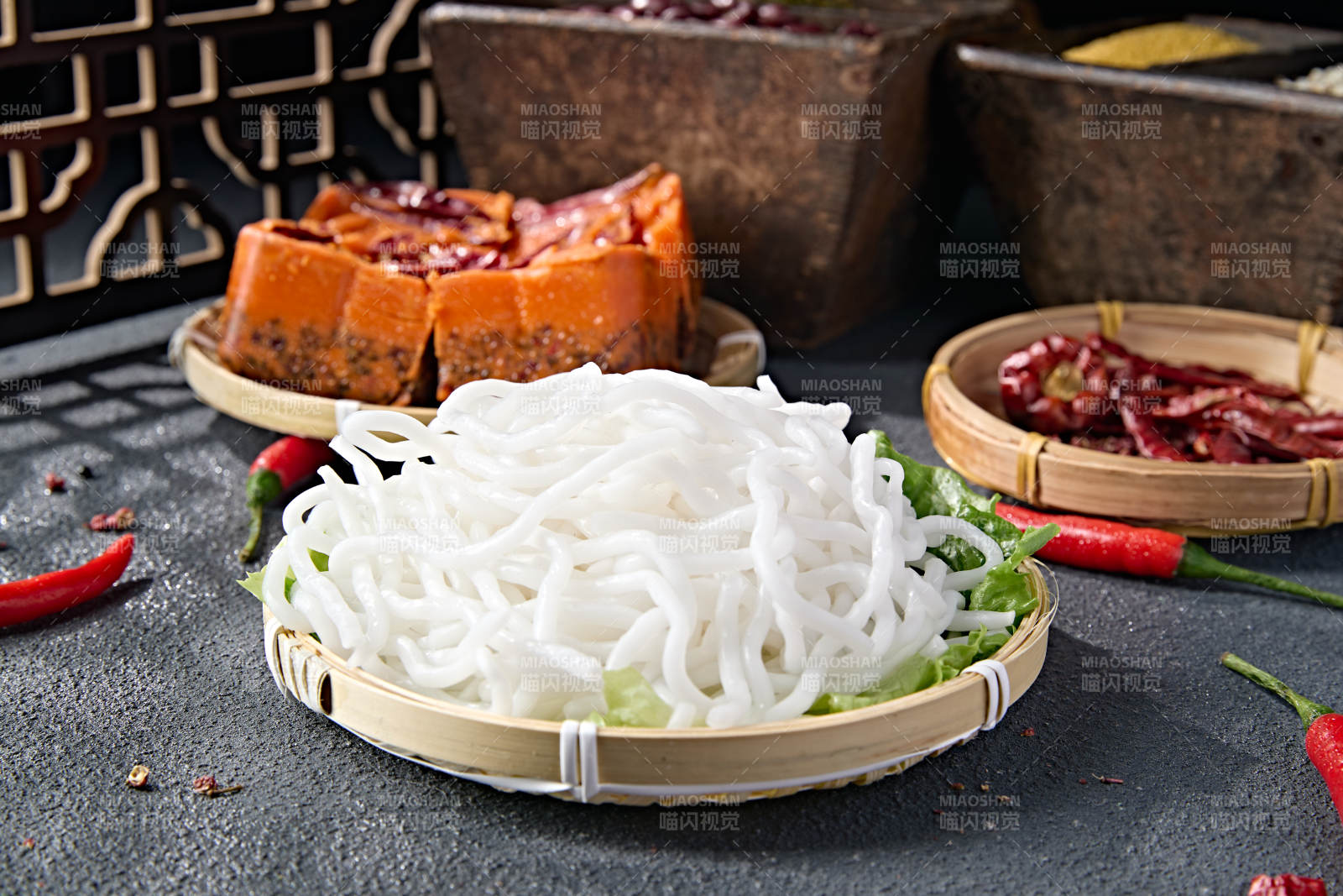 青色瓷盘装的火锅食材土豆粉条图片