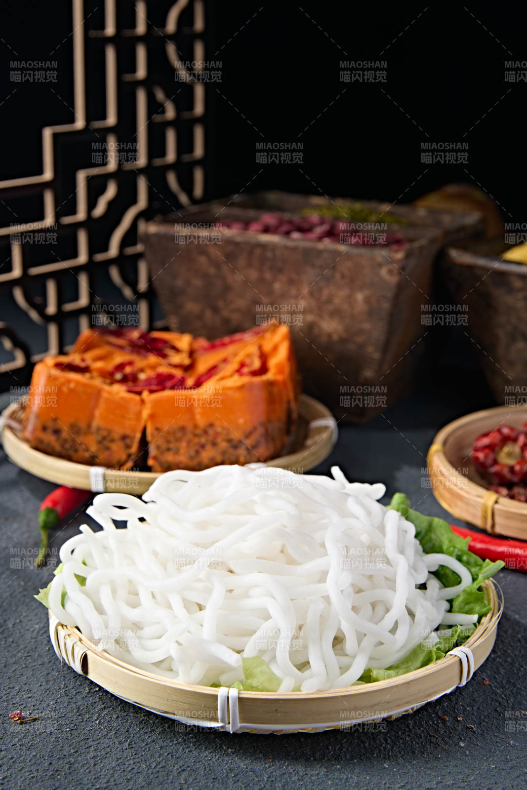 青色瓷盘装的火锅食材土豆粉条图片