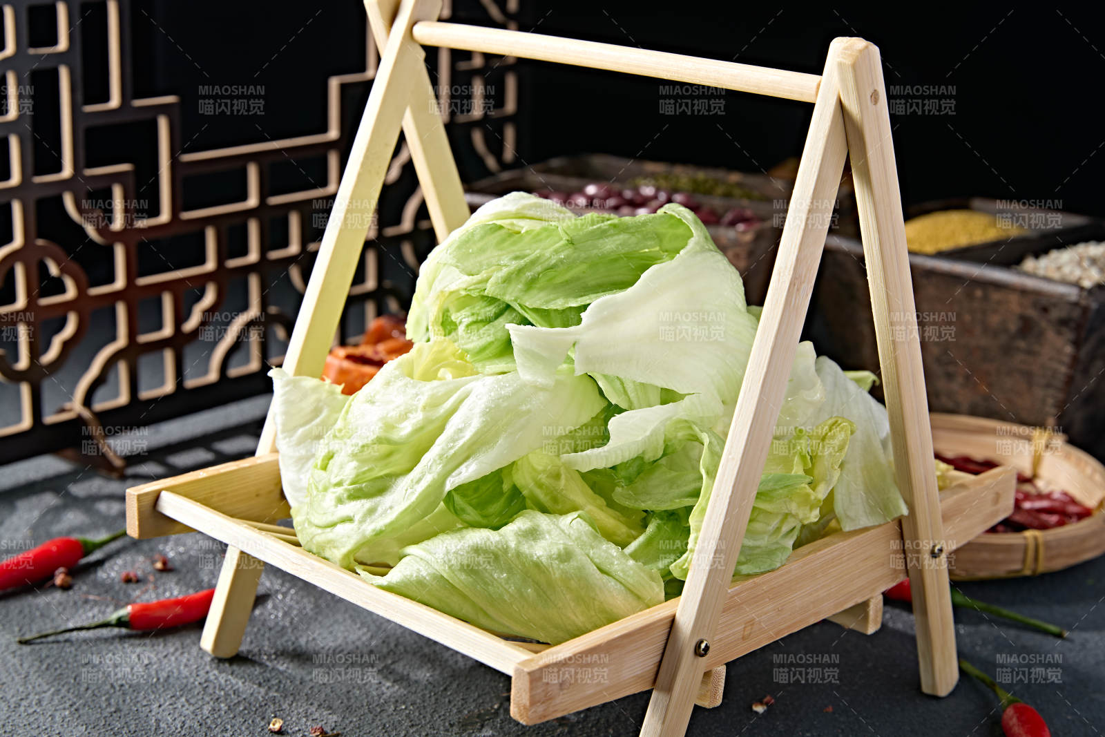 火锅食材一盘新鲜的圆生菜图片