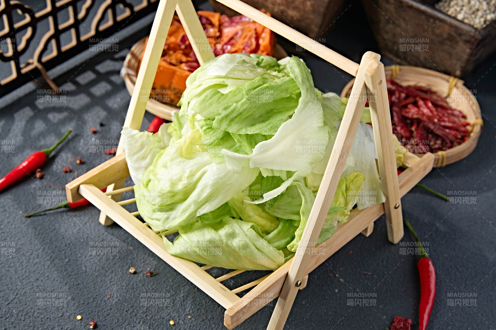 火锅食材一盘新鲜的圆生菜图片