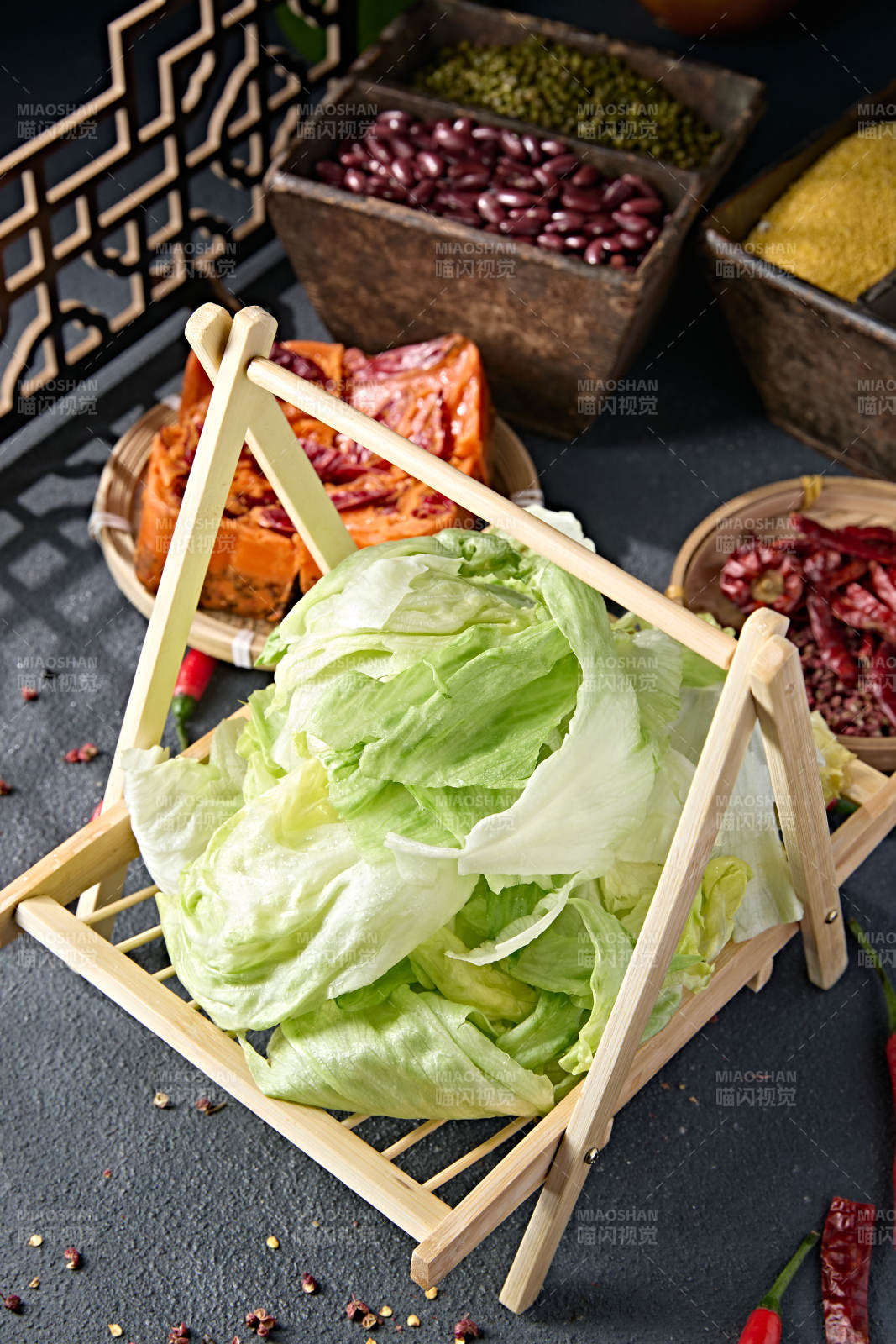 火锅食材一盘新鲜的圆生菜图片