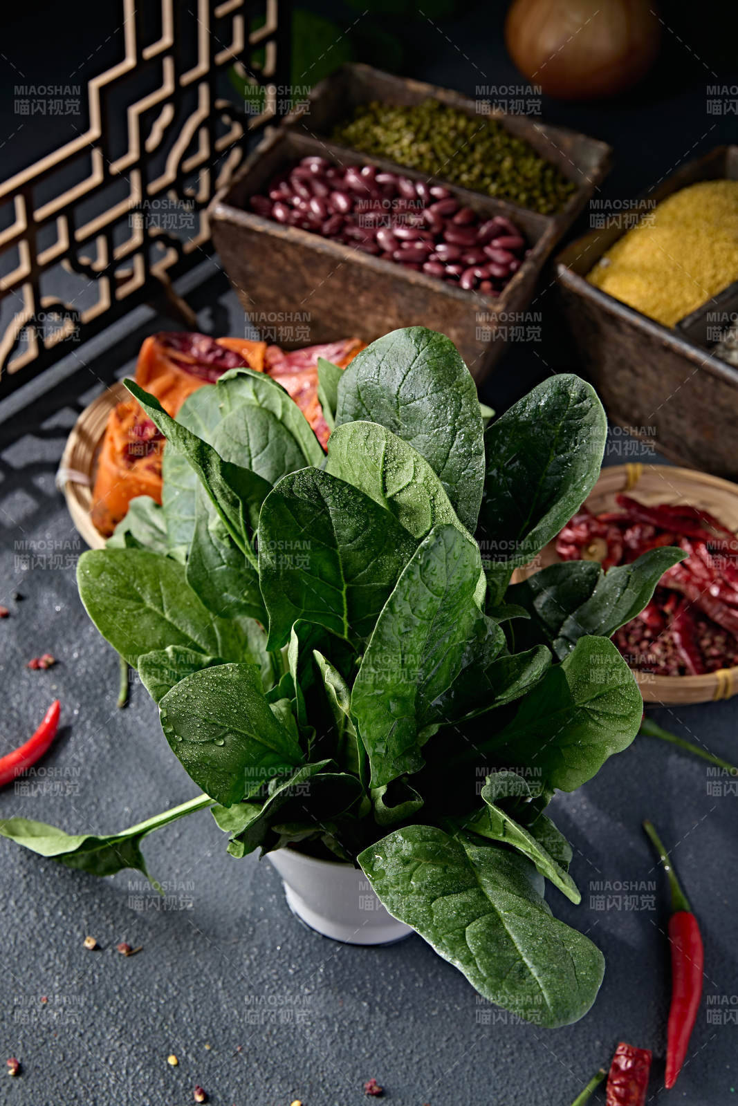 新鲜的火锅食材鲜嫩菠菜图片